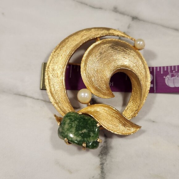 Vintage LISNER Textured Gold Tone Abstract Swirl Brooch Jade & Imitation Pearls - Picture 11 of 12
